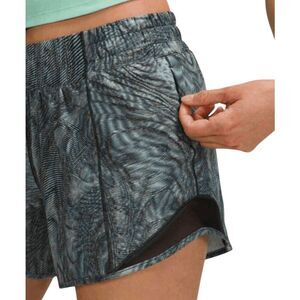 LULULEMON ATHLETICA Hotty Hot Low-Rise Short '4" Size 4